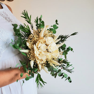 Bouquet de mariée en fleurs stabilisées éternelles blanc et vert composé de 3 Roses, Hortensia, Amarante, Gypsophile, Nicoly & Stuartiana. Vu de côté