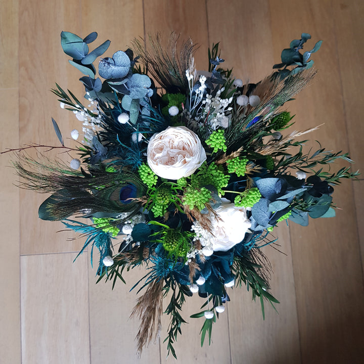 Bouquet de mariée  en fleurs stabilisées éternelles bleu et blanc "Jardin de Bagatelle" | Ateliers Ouchamp 