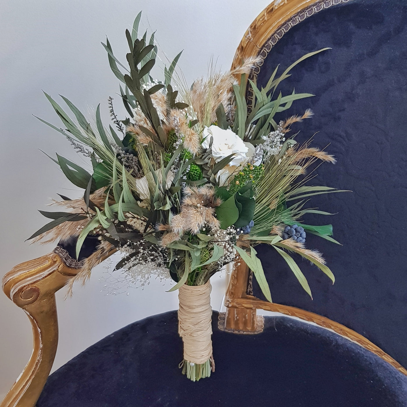 Bouquet de mariée stabilisées éternelles blanc et vert composé de 3 Roses de jardin, Hortensia, Ixodia, Pampa, Mini Gypsophile, Broom, Bruyère, Barba & Nicoli. Vu de côté