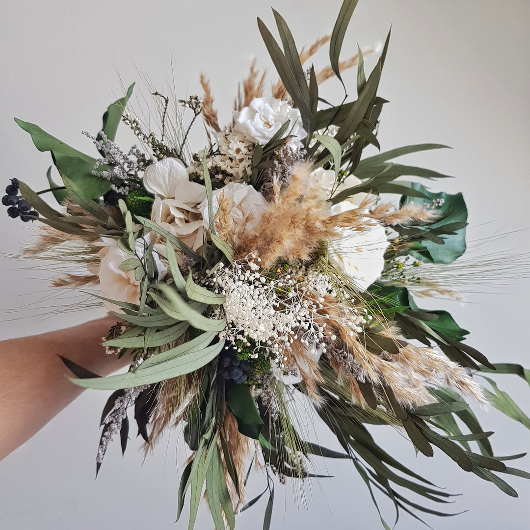 Bouquet de mariée stabilisées éternelles blanc et vert composé de 3 Roses de jardin, Hortensia, Ixodia, Pampa, Mini Gypsophile, Broom, Bruyère, Barba & Nicoli. Vu du haut