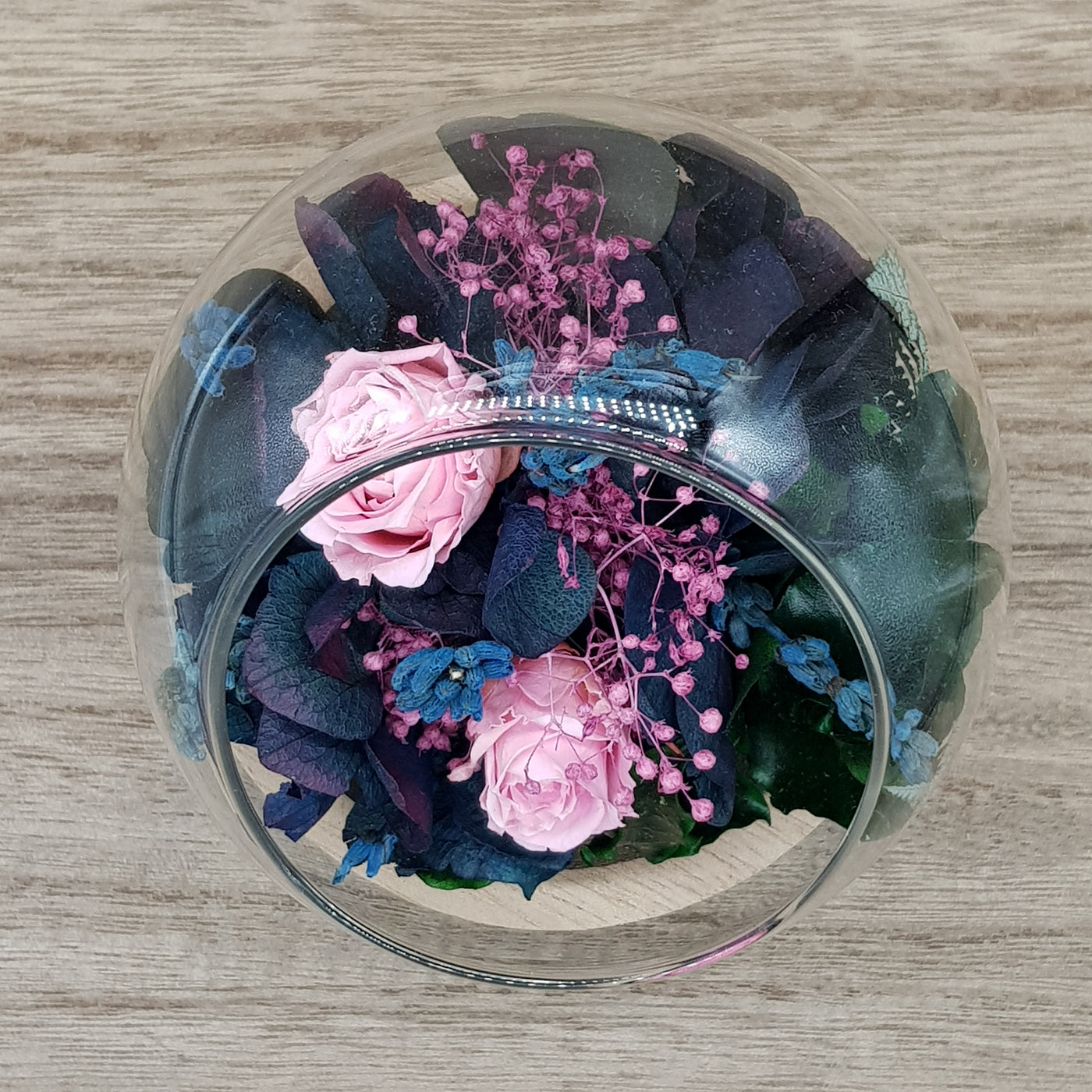Bulle en fleurs stabilisées éternelles composé de Rose, Hortensia. Vu de face Ateliers Ouchamp
