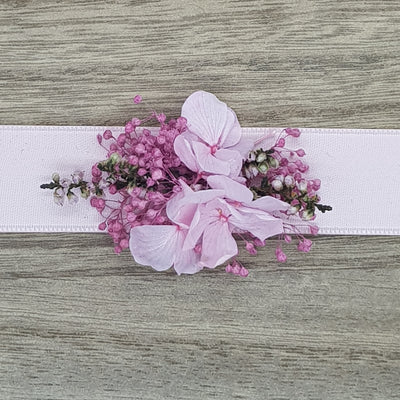Bracelet fait en fleurs stabilisées éternelles composé d'Hortensia, Mini Gypsophile & Bruyère. Vu de face