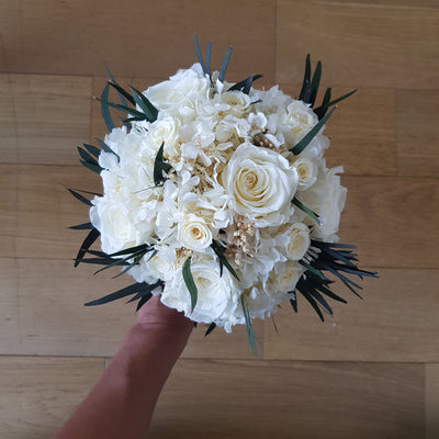 Bouquet de mariée en fleurs stabilisées éternelles blanc composé de Roses, Hortensia, Gypsophile & eucalyptus Nicoli. Vu du haut