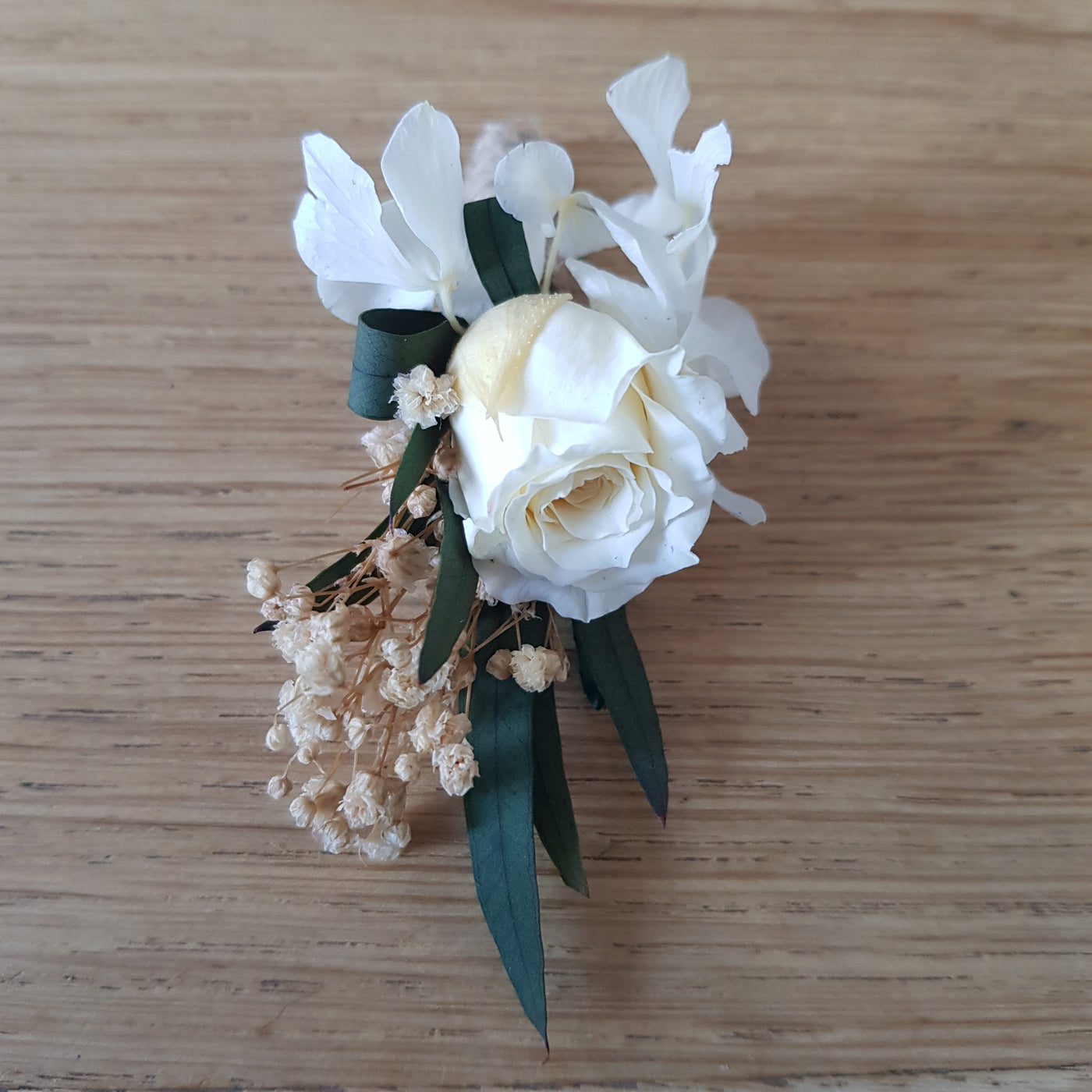 Boutonnière en fleurs stabilisées éternelles blanche composé de Rose, Hortensia, Gypsophile & Nicoly. Vu du haut