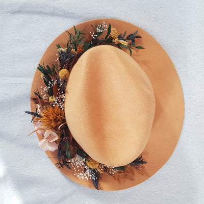 Accessoire chapeau en fleurs stabilisées composé d'Hortensia, Gypsophile, Avoine, Lagurus, Broom & Pitosporum. Vu en hauteur