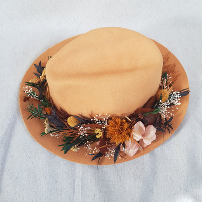 Accessoire chapeau en fleurs stabilisées composé d'Hortensia, Gypsophile, Avoine, Lagurus, Broom & Pitosporum. Vu du haut
