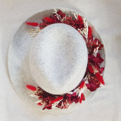 Accessoire chapeau en fleurs stabilisées éternelles composé d'ortensia, Avoine, Broom, Gypsophile, Lagurus & Pittosporum. Vu de hauteur