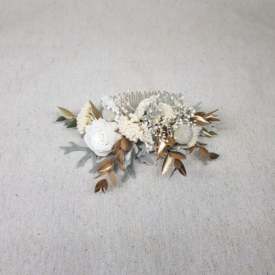 Peigne en fleurs stabilisées éternelles blanc composé de Rose, Mini Gypsophile, Achilée, Cineraria, Ruscus, Brunia. Vue du haut