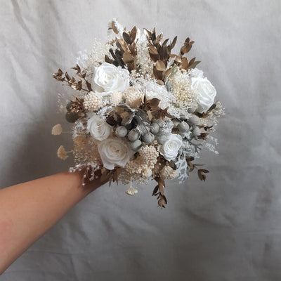 Bouquet de mariée en fleurs stabilisées éternelles blanc composé de Rose, Mini Gypsophile, Achilée, Cineraria, Ruscus, Brunia. Vu de face