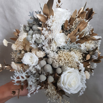 Bouquet de mariée en fleurs stabilisées éternelles blanc composé de Rose, Mini Gypsophile, Achilée, Cineraria, Ruscus, Brunia. Vu du haut