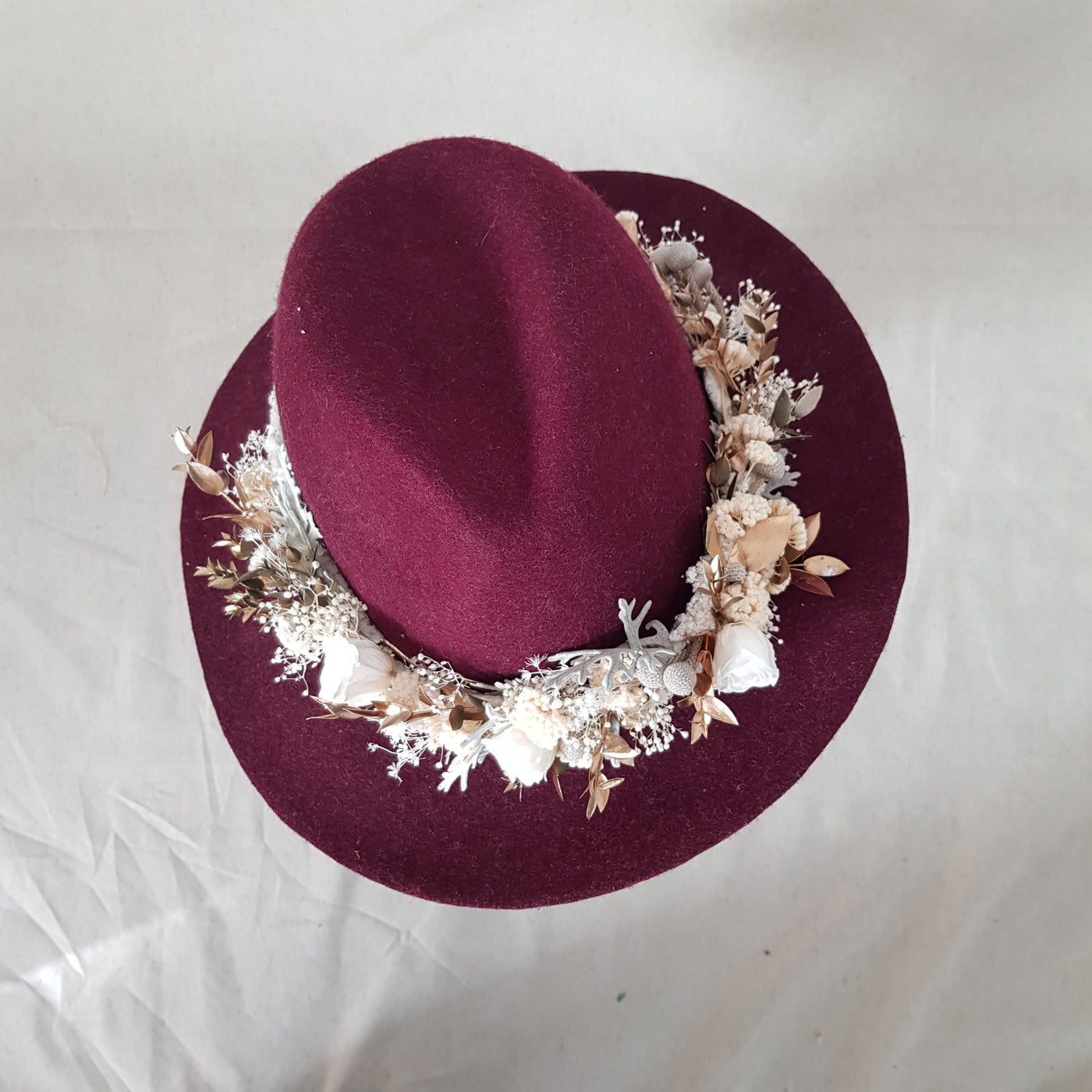 Accessoire chapeau en fleurs stabilisées éternelles composé de Rose, Amarante, Achillée, Mini Gypsophile, Cineraria, Brunia, Parvifolia.  Vu du haut