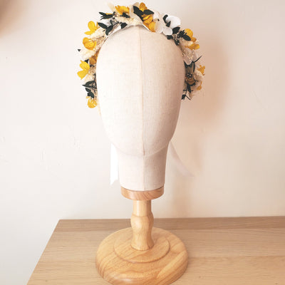 Couronne de tête en fleurs stabilisées éternelles jaune et blanche composé d'Hortensia, Amarante, Mini Gypsophile & Eucalyptus Parvifolia. Vue de face