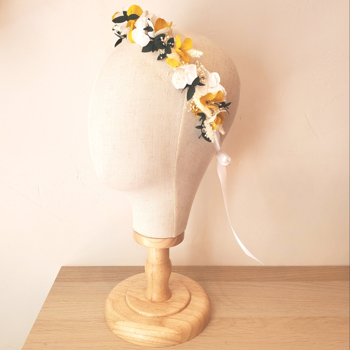 Couronne de tête en fleurs stabilisées éternelles jaune et blanche composé d'Hortensia, Amarante, Mini Gypsophile & Eucalyptus Parvifolia. Vue de côté
