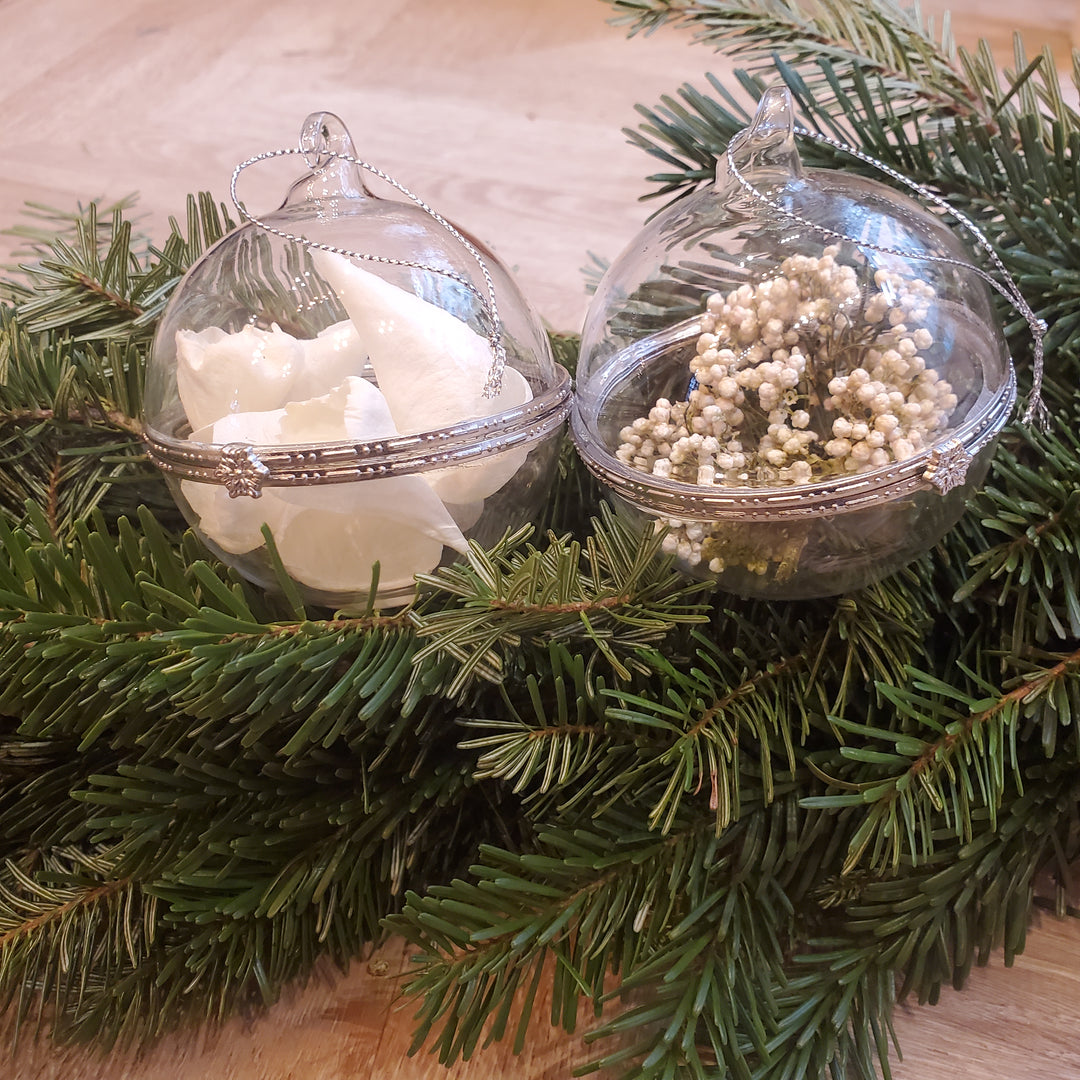 Boule de Noel blanche en Fleurs stabilisées | Ateliers Ouchamp