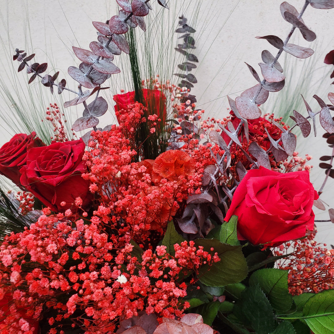 Bouquet rouge composé de rose et gypsohile focus