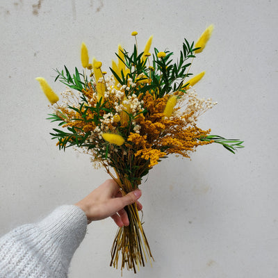 Bouquet de fleurs stabilisées éternelles jaune composé de gypsophile solidago lagurus botao lepto longifolia. Vue de côté