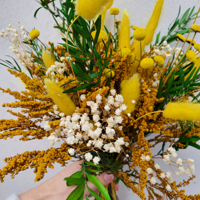 Bouquet de fleurs stabilisées éternelles jaune composé de gypsophile solidago lagurus botao lepto longifolia. Vue du haut