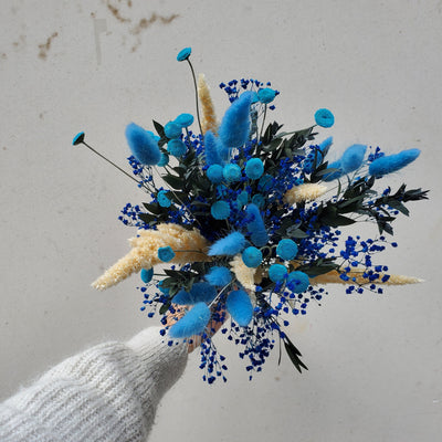 Bouquet de fleurs stabilisées éternelles bleu composé  d'amarante gypsophile lagurus botao eucalyptus parvifolia. Vue de face