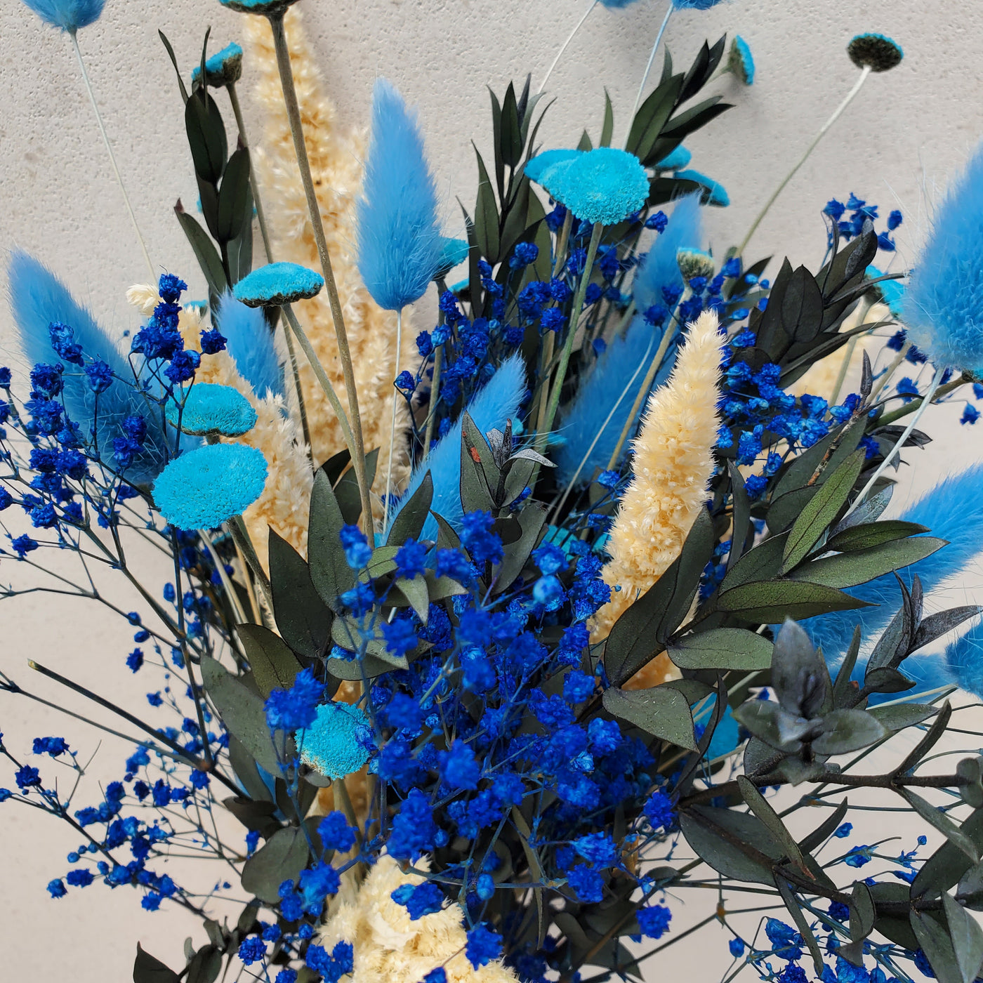 Bouquet de fleurs stabilisées éternelles bleu composé  d'amarante gypsophile lagurus botao eucalyptus parvifolia. Vue de haut