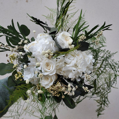 Bouquet de fleurs stabilisées éternelles blanc et vert composé de roses, d'hortensias, Fleur de Riz, Botao, Asparagus Plumosus, Eucalyptus Nicoly & Eucalyptus Populus. Vue de face 