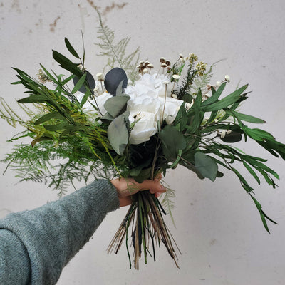 Bouquet de fleurs stabilisées éternelles blanc et vert  composé de roses, hortensias, Fleur de Riz, Botao, Asparagus Plumosus, Eucalyptus Nicoly & Eucalyptus Populus.  Vue de coté
