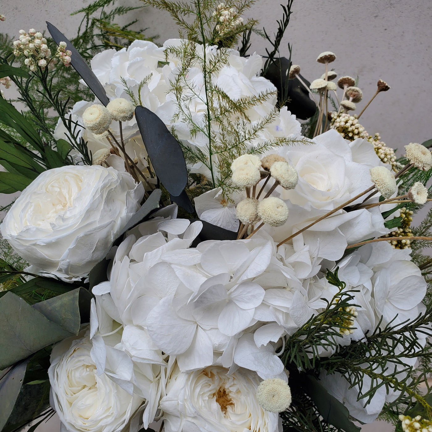 Bouquet de fleurs stabilisées éternelles blanc et vert  composé de roses, hortensias, Fleur de Riz, Botao, Asparagus Plumosus, Eucalyptus Nicoly & Eucalyptus Populus.  Focus