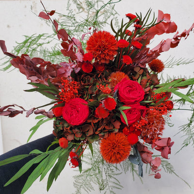 Bouquet fleurs stabilisées éternelles rouge de Roses anglaisess hortensuias chardon gypsophile eucalytus stauratiana nicoly asparagus plumosus pali pala. VUe de face