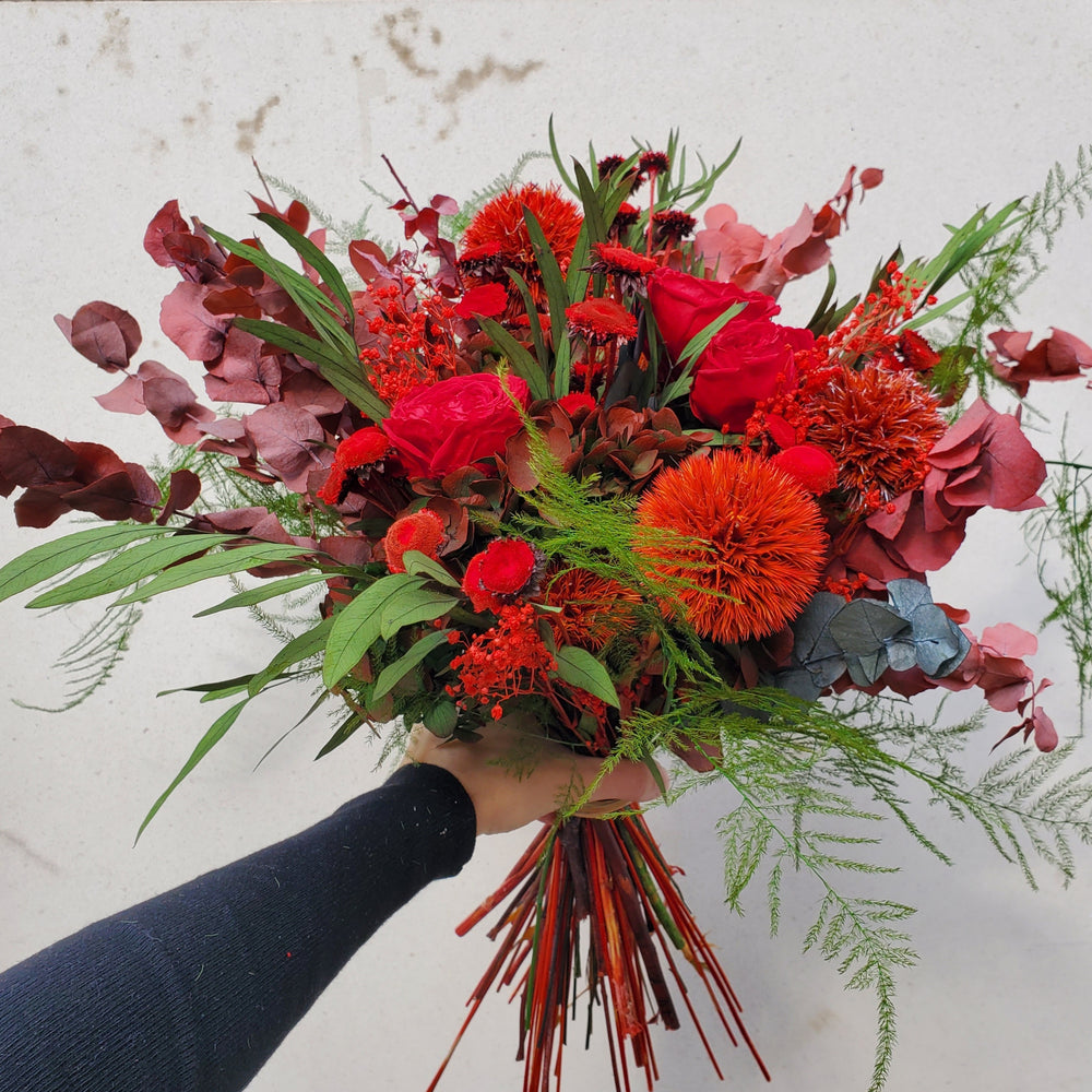 Bouquet fleurs stabilisées éternelles rouge de Roses anglaisess hortensuias chardon gypsophile eucalytus stauratiana nicoly asparagus plumosus pali pal. Vue de côté