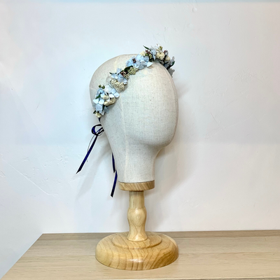 Couronne de tête en fleurs stabilisées éternelles bleu composé d'Hortensia, Achillée, Fleur de riz, Bruyère &Feuilles d'Olivier.  Vue de côté