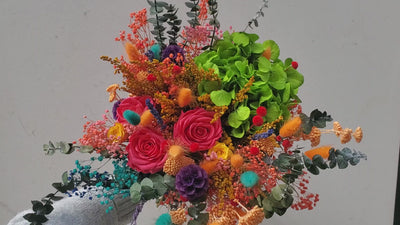 Bouquet de fleurs stabilisées éternelles coloré composé d'Hortensia, Rose, Gypsophile, Lavande, Lagurus, Achilée, Solidago, Scabieuse & Eucalyptus Baby blue. En mouvement