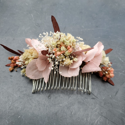  Peigne en fleurs stabilisées éternelles rose et beige composé d'Hortensia, Mini Gypsophile, Gypsophile, Stuartiana & Nicoly. Vue de face