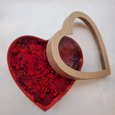 Boite coeur en fleurs éternelles stabilisées composé de Rose, Hortensia, Gypsophile, Botao & Achilée. Vu de face ateliers ouchamp