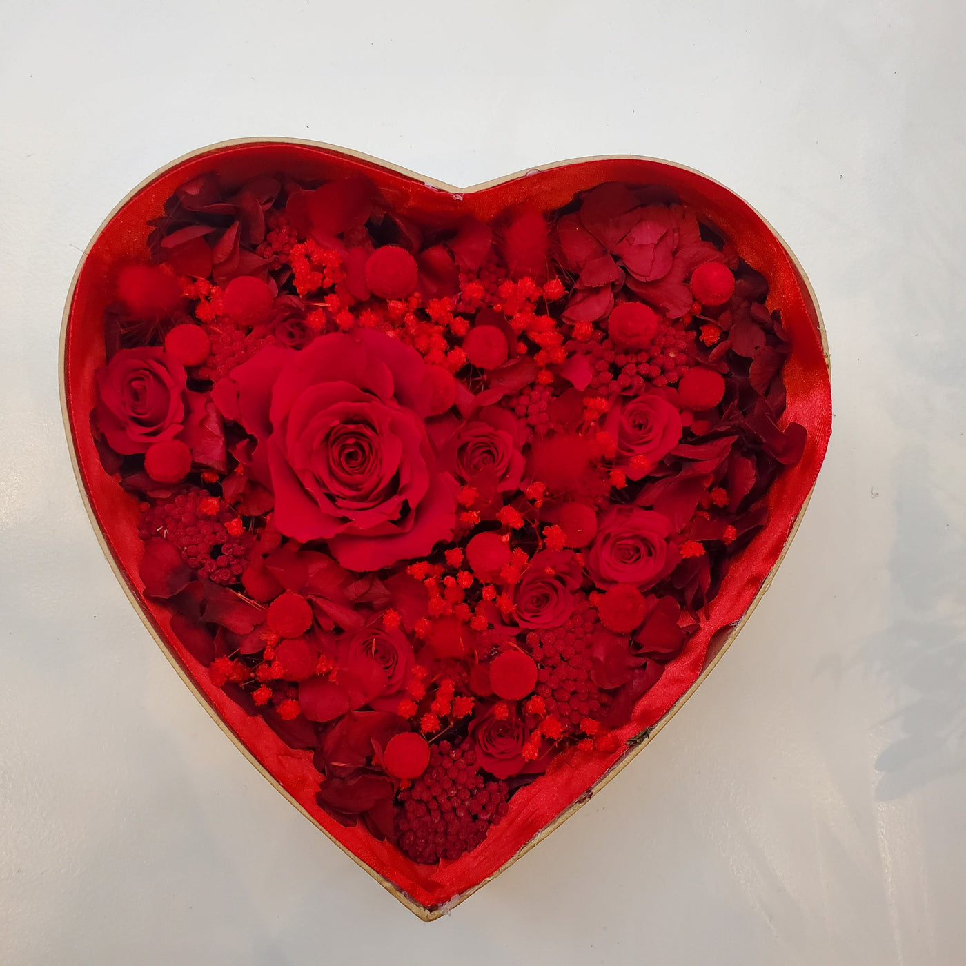 Boite coeur en fleurs éternelles stabilisées composé de Rose, Hortensia, Gypsophile, Botao & Achilée. Vu de face Ateliers ouchamp