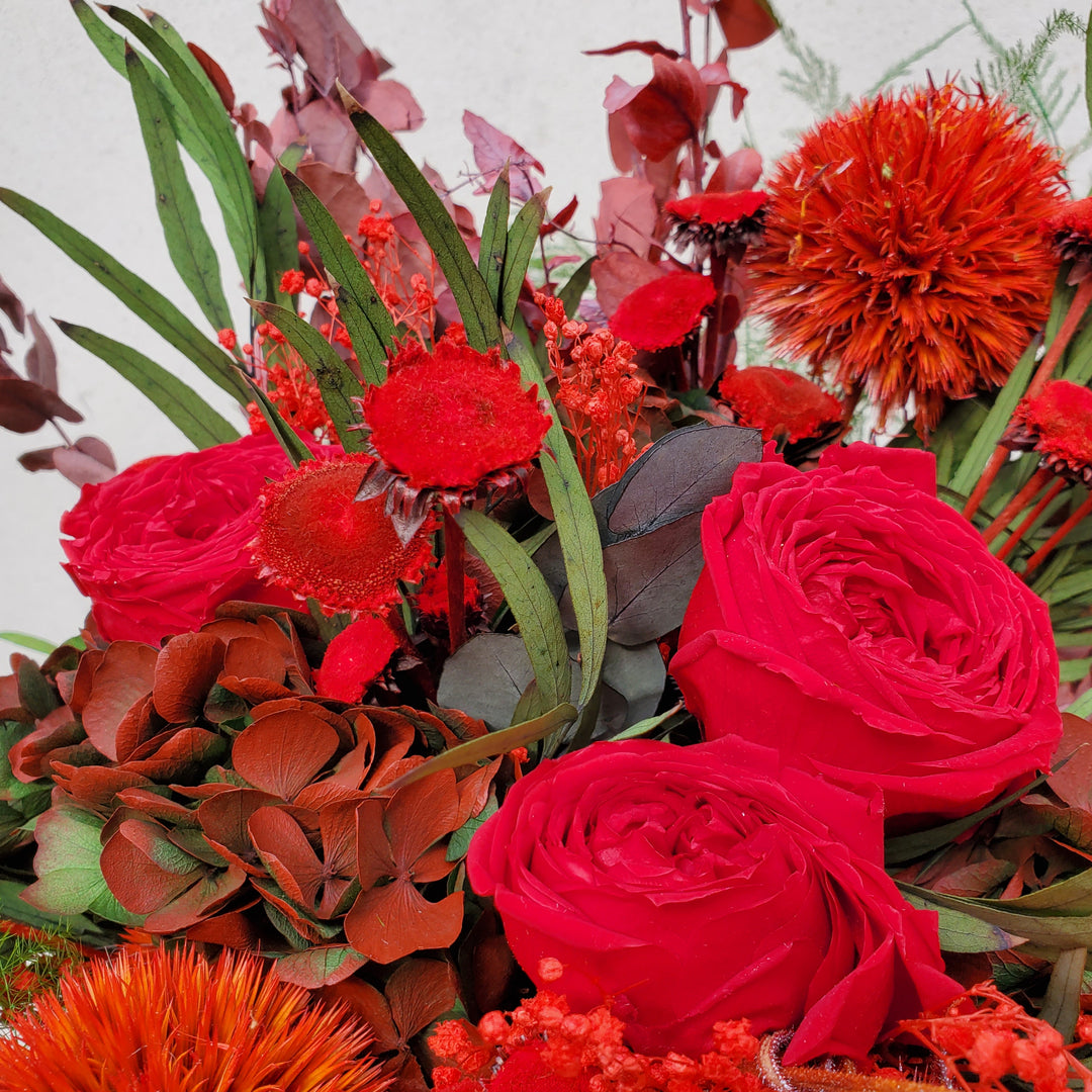 Bouquet fleurs stabilisées rouge de Roses anglaisess hortensuias chardon gypsophile eucalytus stauratiana nicoly asparagus plumosus pali pal