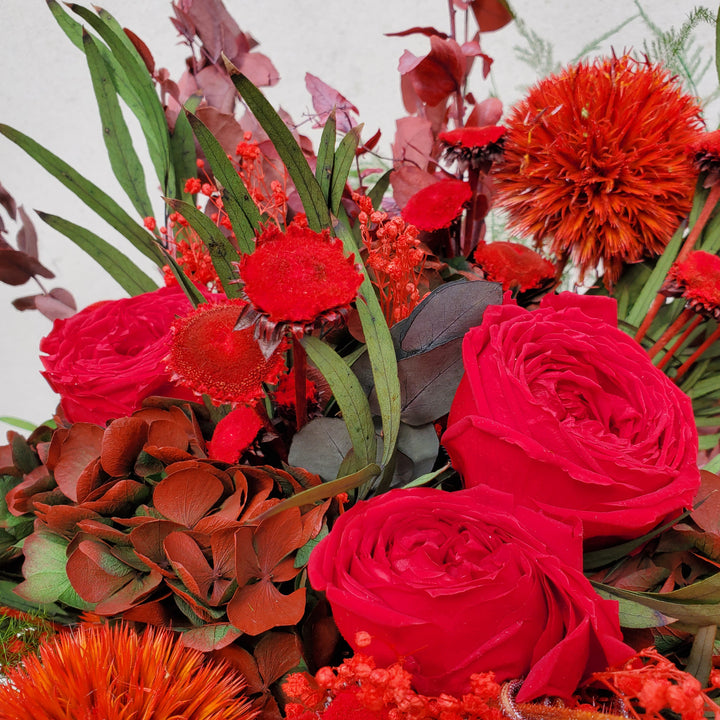 Bouquet fleurs stabilisées rouge de Roses anglaisess hortensuias chardon gypsophile eucalytus stauratiana nicoly asparagus plumosus pali pal