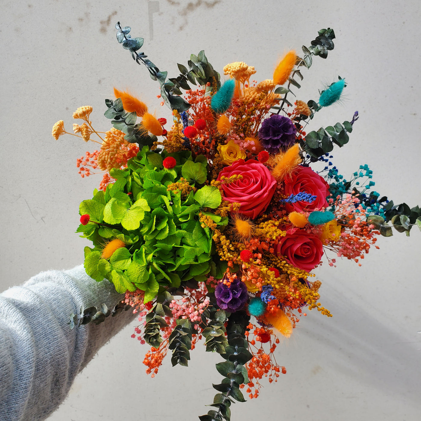Bouquet de fleurs stabilisées éternelles coloré composé d'Hortensia, Rose, Gypsophile, Lavande, Lagurus, Achilée, Solidago, Scabieuse & Eucalyptus Baby blue. Vue de face