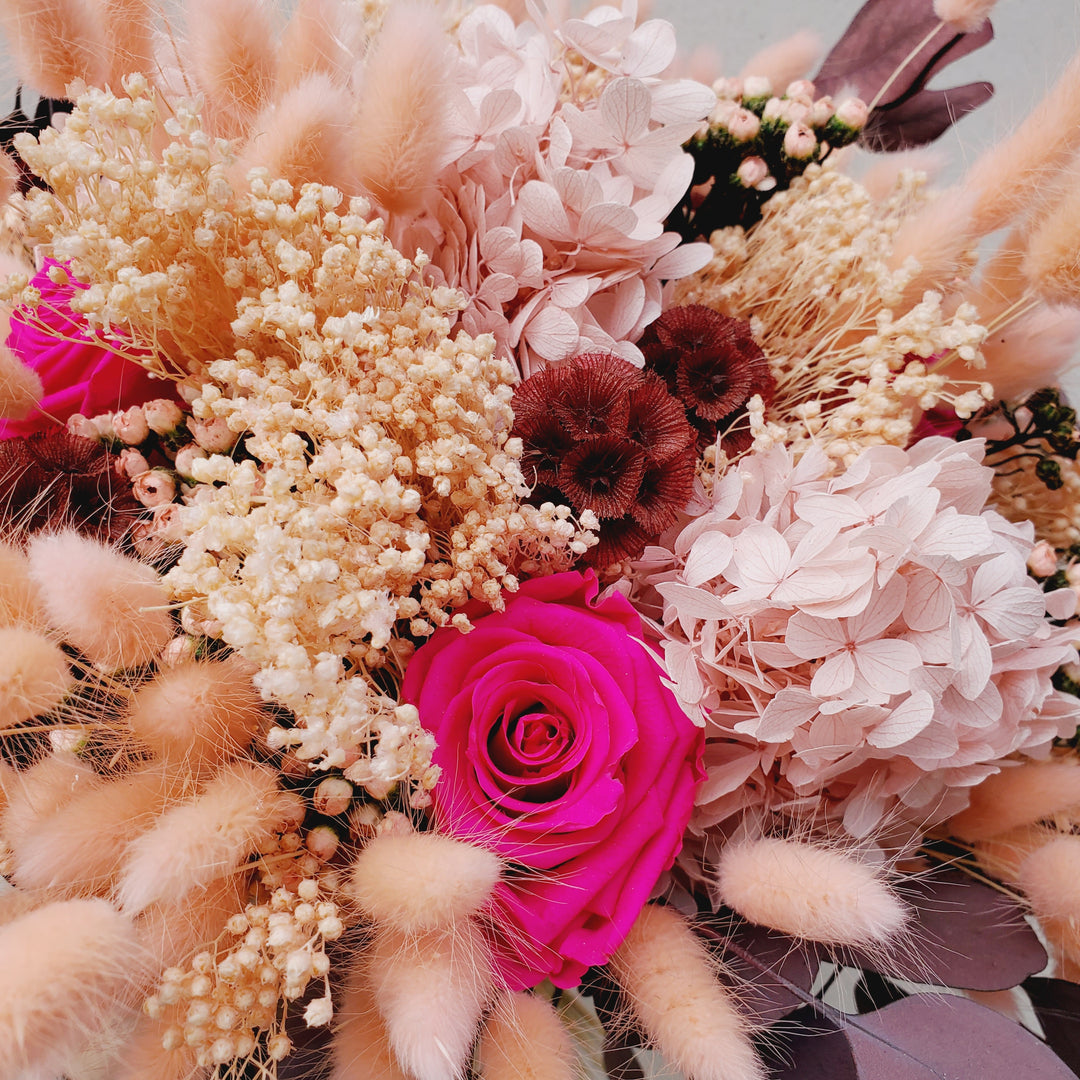 Bouquet stabilisé rose, or rose composé de rose, broom et eucalyptus Focus