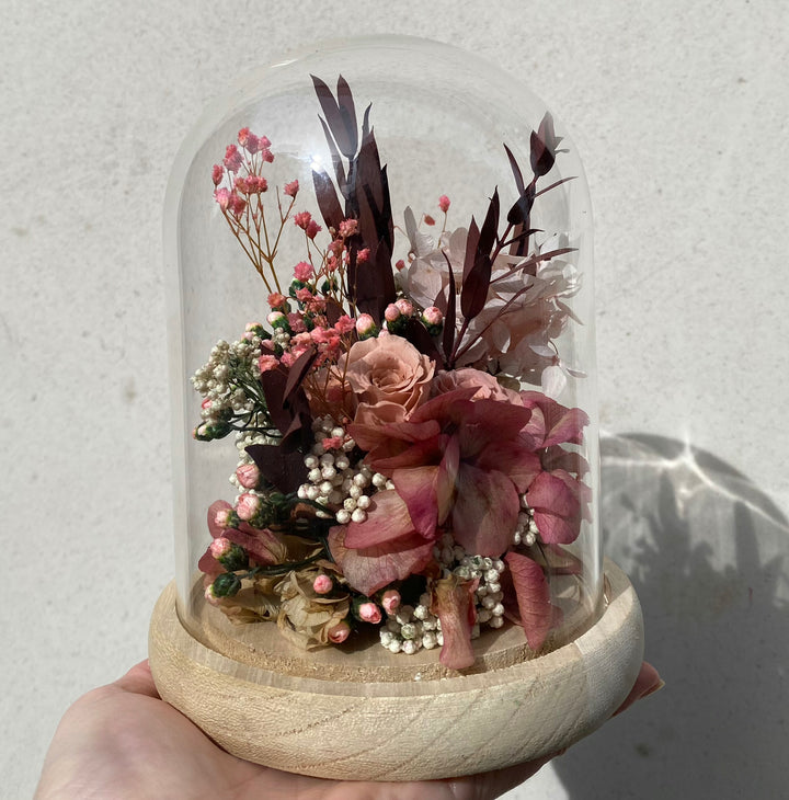 Cloche Bordeau composé de rose ixodia et gypsophile vue de face