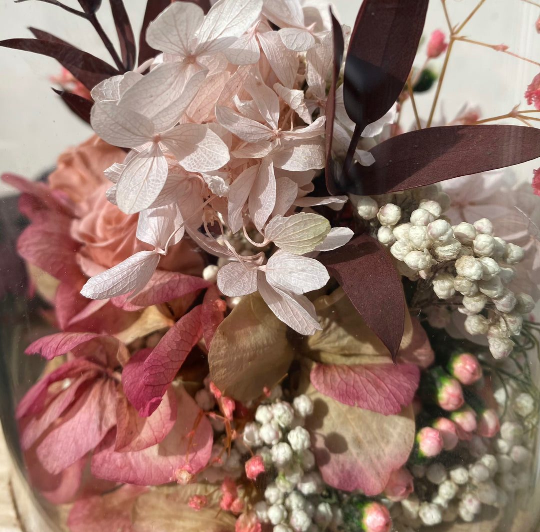 Cloche Bordeau composée de rose ixodia et gypsophile Vu zoom