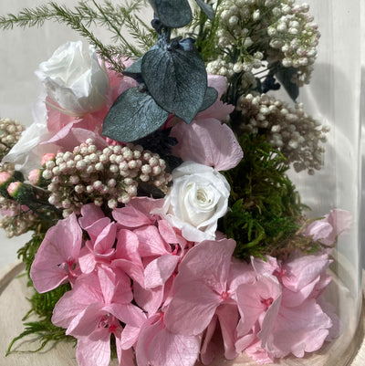 Cloche fait de fleurs stabilisés composé de Rose, Hortensia, Ixodia, Mousse, Asparagus plumosus, Fleur de Riz & Eucalyptus Cinerea. Vu zoome
