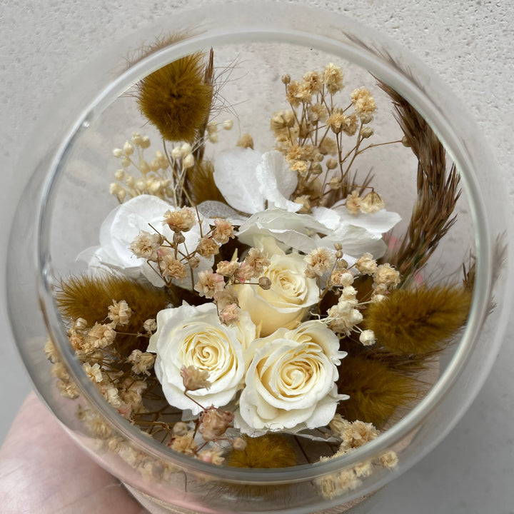 Bulle en fleurs stabilisées éternelles composé de Rose, Hortensia, Lagurus, Ixodia, Gypsophile. Vu de près