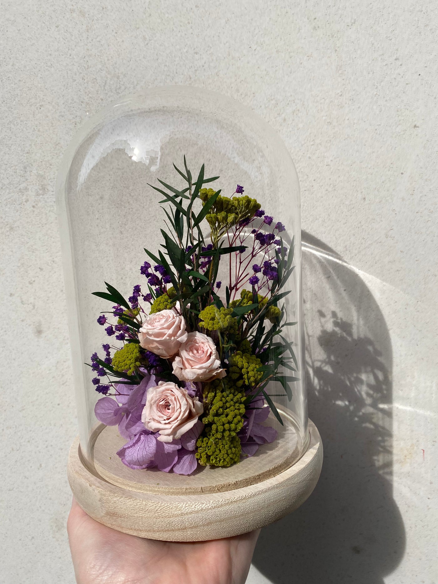Cloche en fleurs stabilisées éternelles composé de Rose Anglaise, Mini rose, Hortensia, Broom, Achillée.  Vu de côté