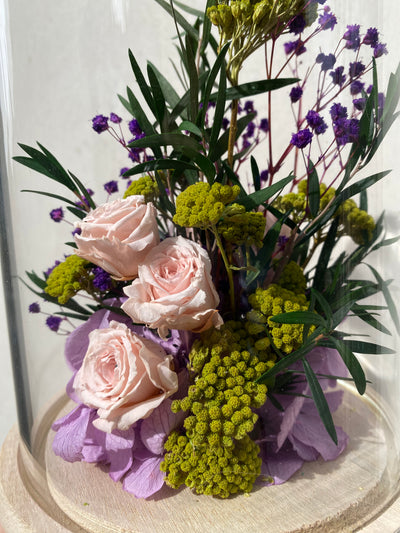 Cloche en fleurs stabilisées éternelles composé de Rose Anglaise, Mini rose, Hortensia, Broom, Achillée. Vu zoomé
