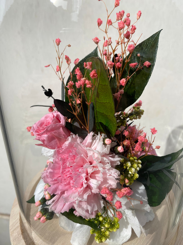 Cloche en fleurs stabilisées éternelles composé de Rose, Hortensia, Ixodia, Gypshophile, Eucalyptus. Vu du haut