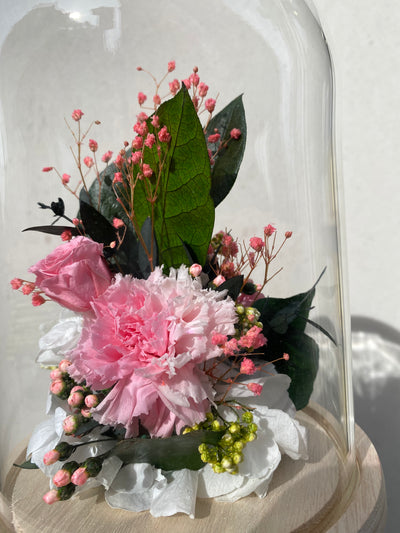 Cloche en fleurs stabilisées éternelles composé de Rose, Hortensia, Ixodia, Gypshophile, Eucalyptus. Vu de côté