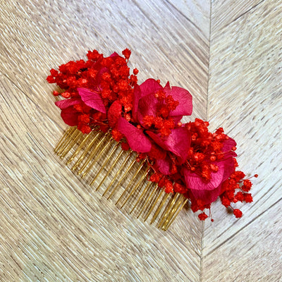 Peigne en fleurs stabilisés éternelles rouge composé d'Hortensia, Gypsophile, Botao. Vue de face