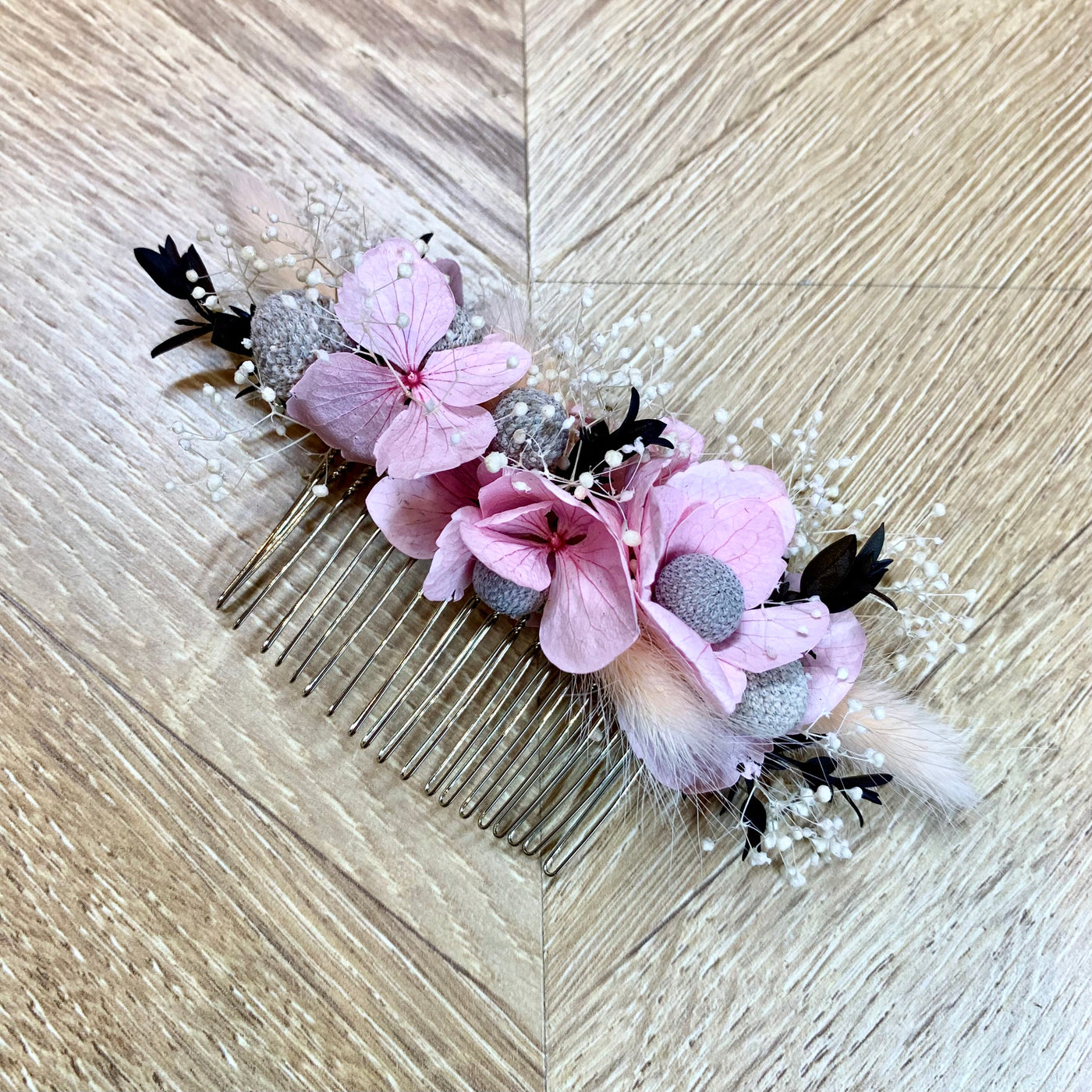 Peigne en fleurs stabilisées éternelles rose composé d'Hortensia, Mini gypsophile, Lagurus, Brunia, Eucalyptus Parvifolia. Vue de face