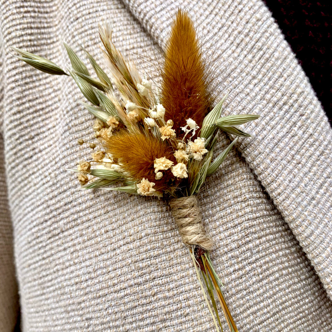 Boutonnière en fleurs stabilisées éternelles marron et beige "Rue Philidor" | Ateliers Ouchamp 