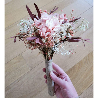 Bouquet de mariée stabilisées éternelles rosé composé Mini Gypsophile, Hortensia, Gypsophile, Cinerea & Nicoli. Vue du côté droit
