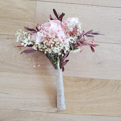 Bouquet de mariée stabilisées éternelles rosé composé Mini Gypsophile, Hortensia, Gypsophile, Cinerea & Nicoli. Vue du côté gauche